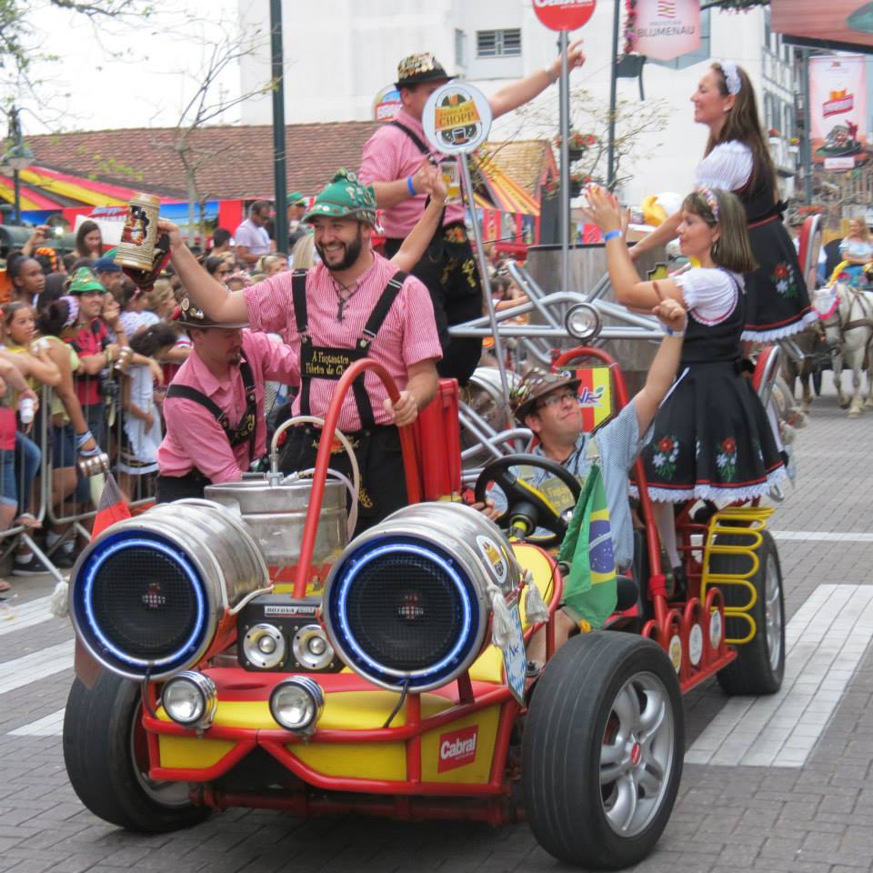 desfile brinquedo oktobarbike na oktoberfest em blumenau