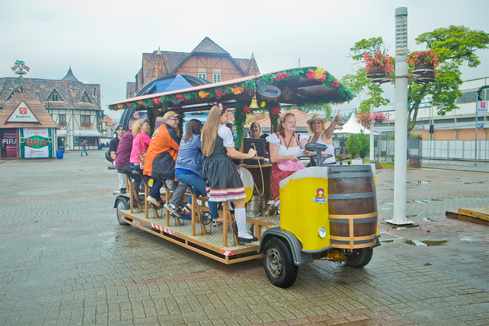 passeio oktobarbike em blumenau oktoberfest