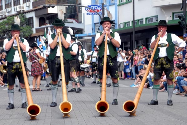 desfile oktoberfest tradicao em blumenau