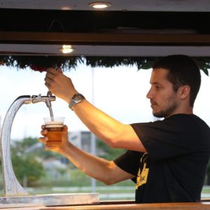 bartender servindo chope no saint patrick's day em criciúma