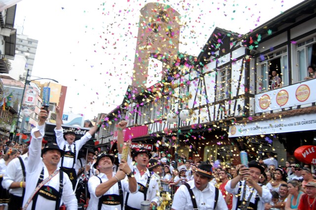 desfile oktoberfest em blumenau