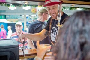 bartender servindo chopp gelado na oktoberfest em blumenau