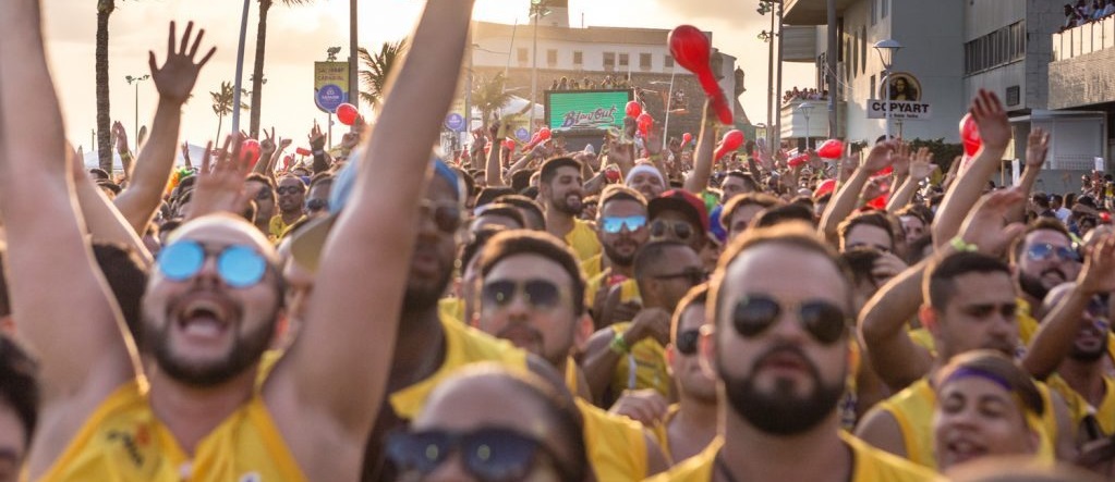 •	Salvador, Brasil: Quando você pensa que o carnaval soteropolitano (sim, é assim que se chamas os nativos da capital baiana) não tem mais “para que lado” crescer, ele surpreende. Uma dais maiores festas de carnaval do país acontece em dois “circuitos” principais, conhecidos como Circuito Dodô e Circuito Osmar.  Mas nos últimos anos diversos circuitos alternativos têm surgido em Salvador, e quase todos os bairros da cidade já têm a sua própria festa com desfiles de trios elétricos e música para todos os gostos, que incluem axé, rock, pop, samba/pagode, funk, sertanejo e blocos culturais. A festa ainda inclui marchinhas, bloquinhos de rua, bailinhos carnavalescos, e um pré-carnaval conhecido como “furdunço”, que acontece cerca de uma semana antes da abertura oficial do carnaval - Salvador - Bahia